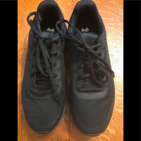 Black Under Armour Tennis shoes - Picture 2 of 5